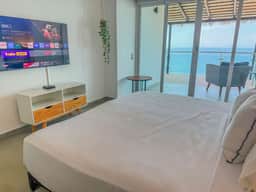 Magical sunsets, king bed, and pro service B403 - Image 2