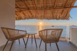 Magical sunsets, king bed, and pro service B403 - Image 5