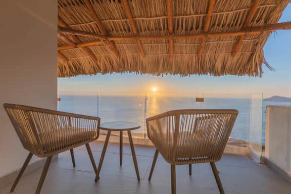 Magical sunsets, king bed, and pro service B403 - Image 5